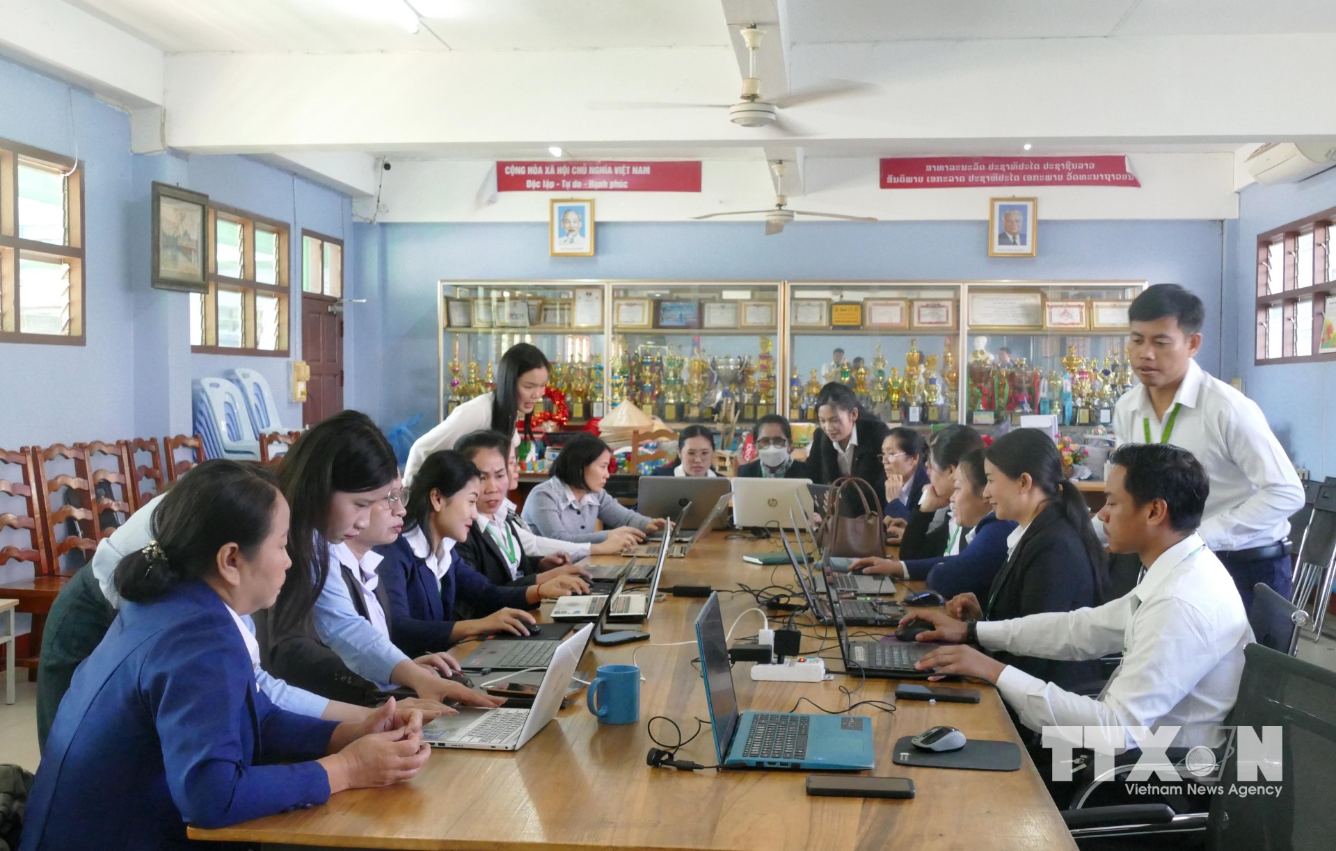 Cán bộ Unitel đến Trường song ngữ Lào - Việt Nam Nguyễn Du hướng dẫn giáo viên. Ảnh: Xuân Tú - PV TTXVN tại Lào